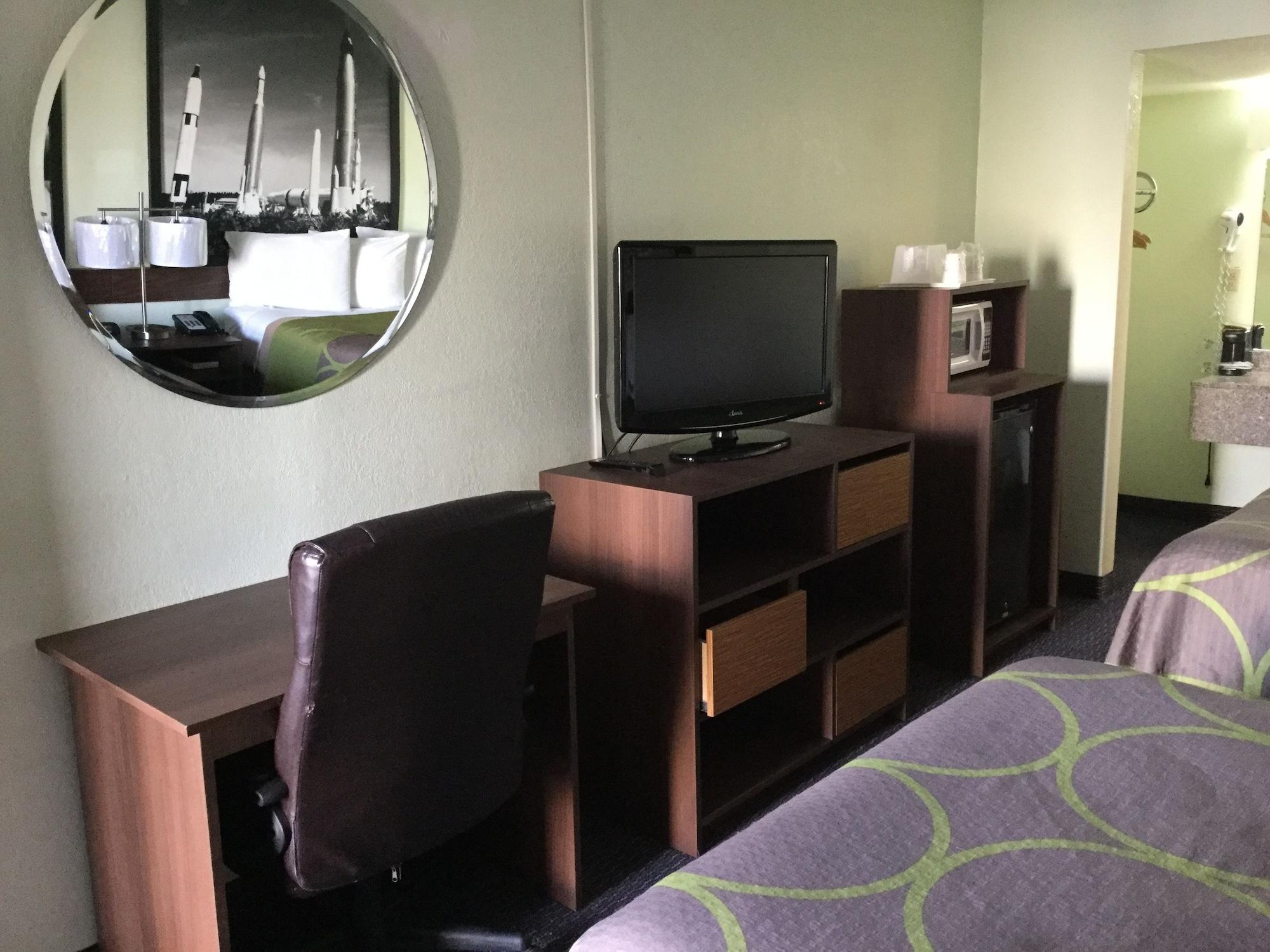 Super 8 By Wyndham Clearwater/us Hwy 19 N